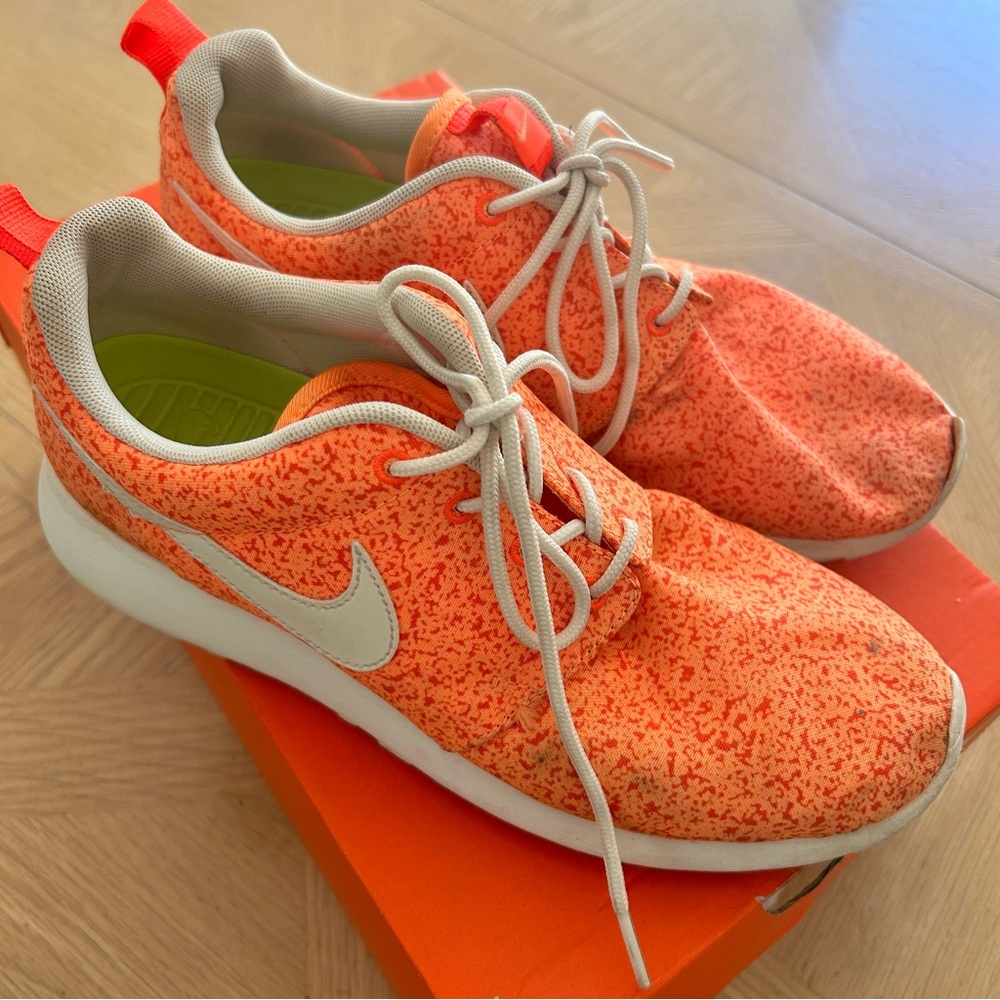 Women's Nike Roshe One running shoes - size 7.5 orange